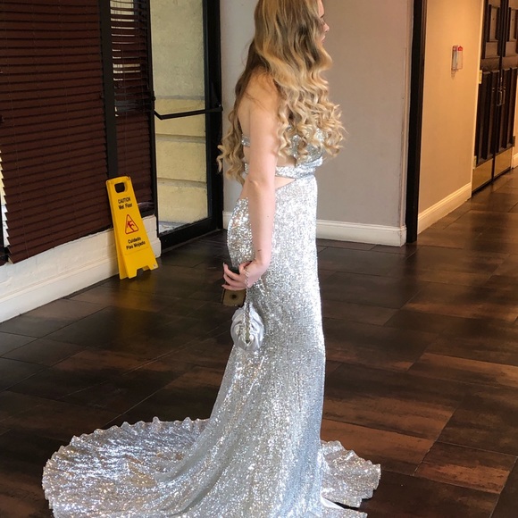 Prom dress, only worn once, great condition. - Picture 2 of 4